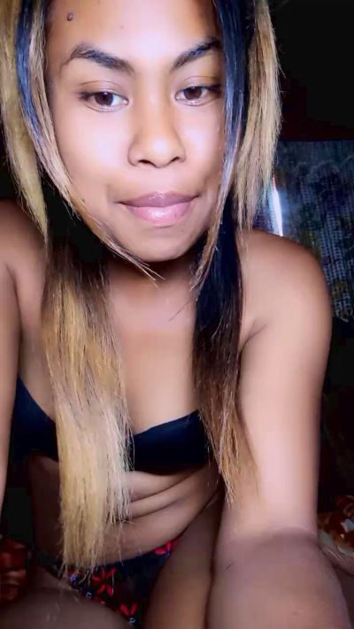 Dinah974 live cam on Cam4