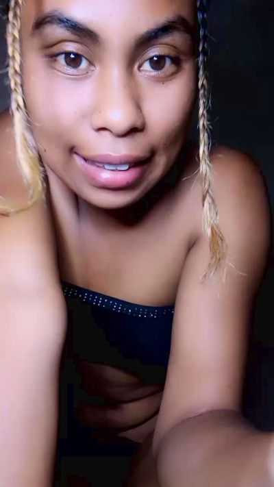 Dinah974 live cam on Cam4