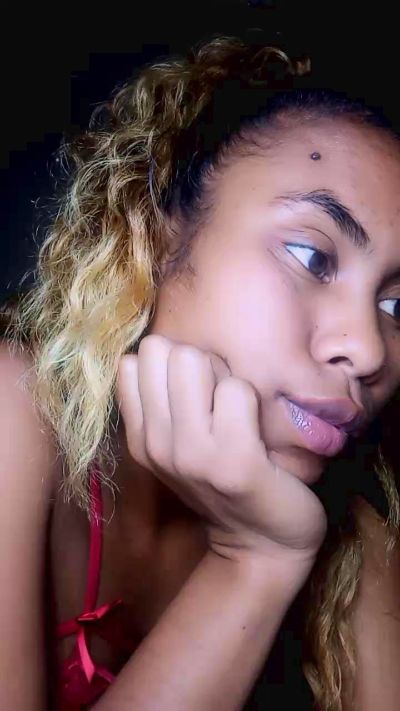 Dinah974 live cam on Cam4