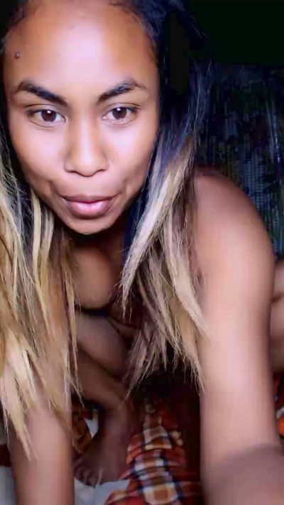 Dinah974 live cam on Cam4
