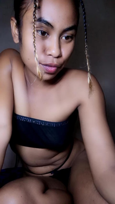 Dinah974 live cam on Cam4