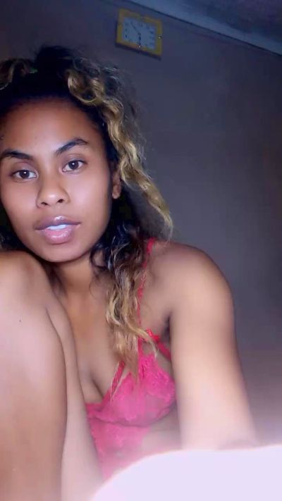 Dinah974 live cam on Cam4