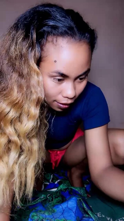 Dinah974 live cam on Cam4