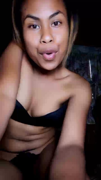 Dinah974 live cam on Cam4