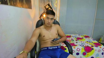 DominantBoy4 live cam on Cam4