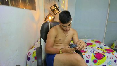 DominantBoy4 live cam on Cam4