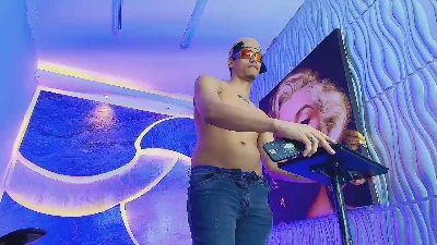 Dominic_Max live cam on Cam4