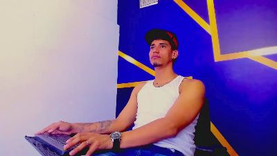 Dominic_Max live cam on Cam4