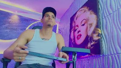 Dominic_Max live cam on Cam4