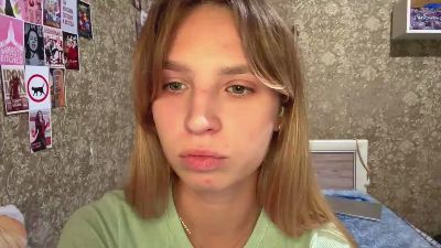 DonyaEnglert live cam on Cam4