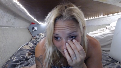 Doucelouve9 live cam on Cam4