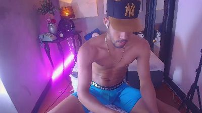 Ehkay_ live cam on Cam4