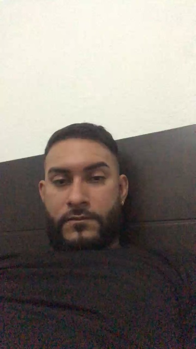 le modèle El_Tiobay est en webcam porno dans un show sur le site cam4, il possède les tags suivants: 