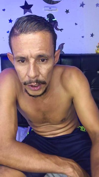 El_junior21 live cam on Cam4