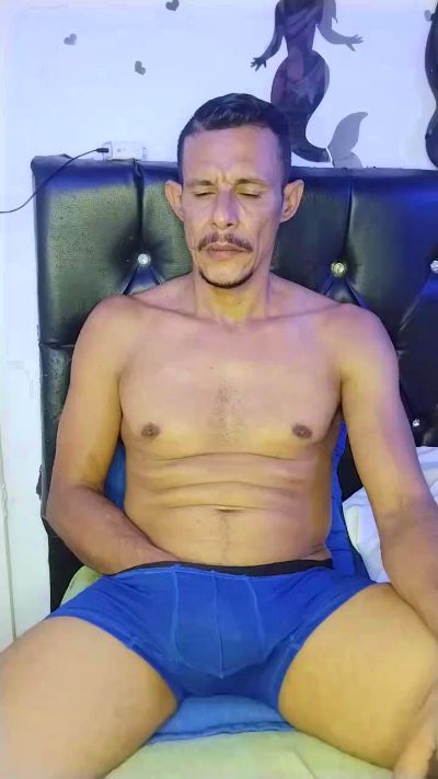 El_junior21 live cam on Cam4