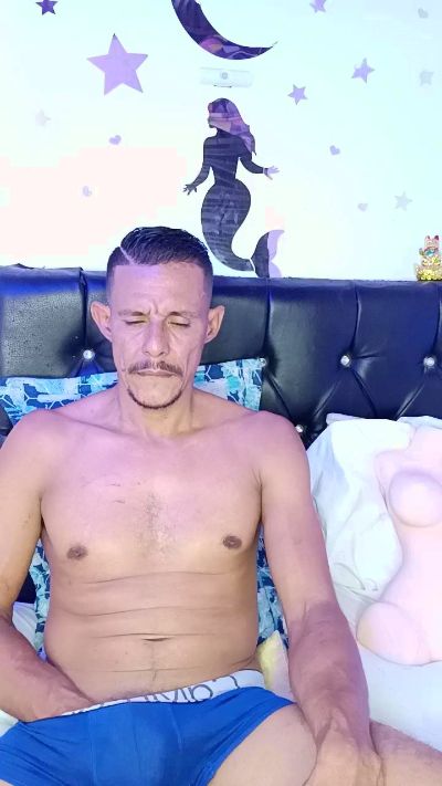 El_junior21 live cam on Cam4