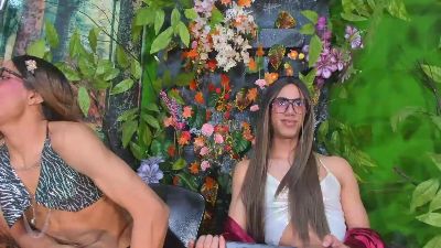 Elena_and_Julia live cam on Cam4