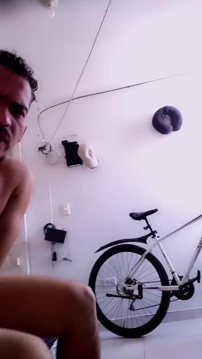Elgud32 live cam on Cam4