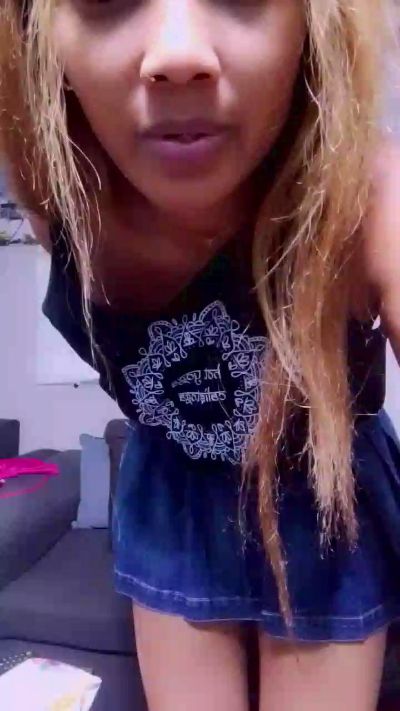 Ellah1 live cam on Cam4