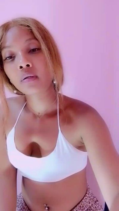 Ellah1 live cam on Cam4