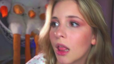 EllamaeWerley live cam on Cam4