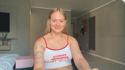 ElliWollard live cam on Cam4