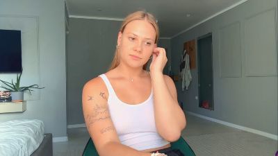 ElliWollard live cam on Cam4