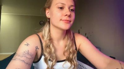 ElliWollard live cam on Cam4