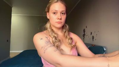 ElliWollard live cam on Cam4