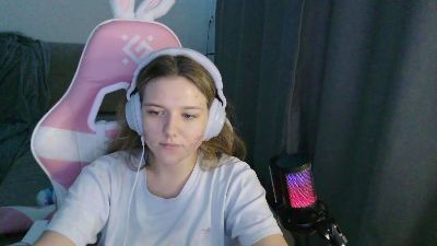 EloisLoncaric live cam on Cam4