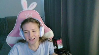 EloisLoncaric live cam on Cam4