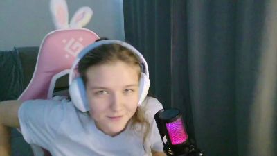 EloisLoncaric live cam on Cam4