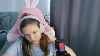 EloisLoncaric live cam on Cam4