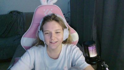 EloisLoncaric live cam on Cam4
