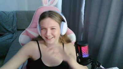 EloisLoncaric live cam on Cam4