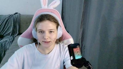 EloisLoncaric live cam on Cam4