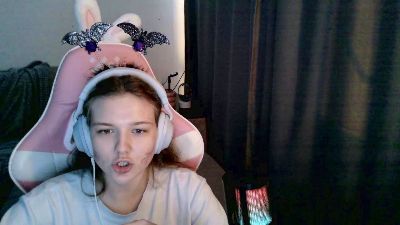 EloisLoncaric live cam on Cam4