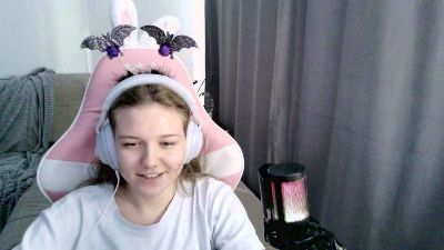 EloisLoncaric live cam on Cam4