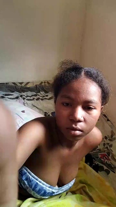 Elysa00 live cam on Cam4