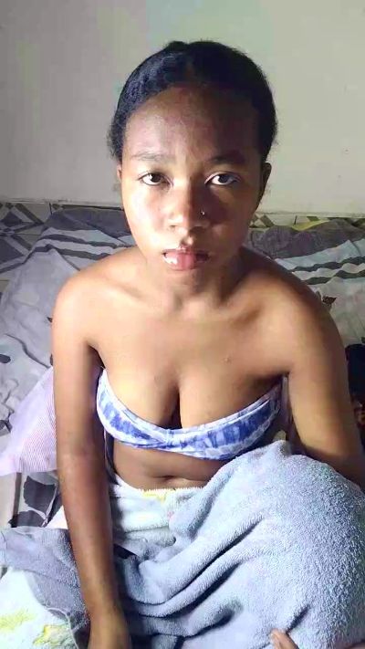 Elysa00 live cam on Cam4