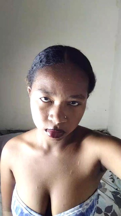 Elysa00 live cam on Cam4