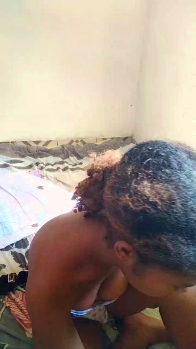 Elysa00 live cam on Cam4