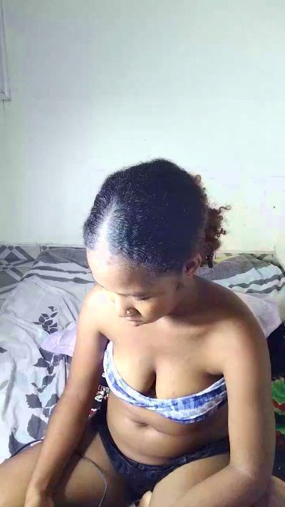 Elysa00 live cam on Cam4