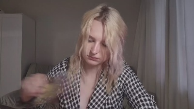 EmeldaBisso live cam on Cam4