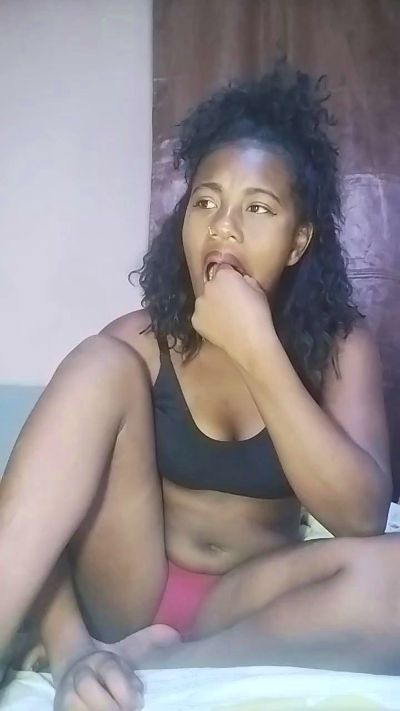 Emenyah live cam on Cam4