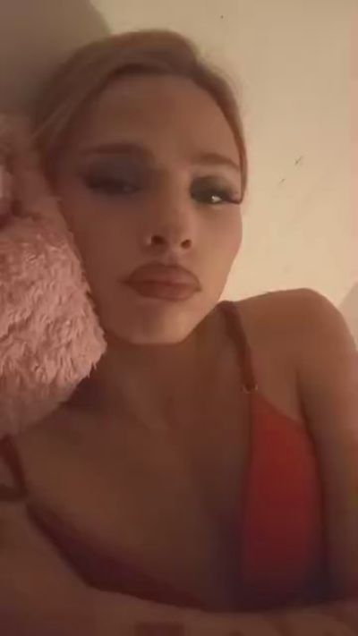Emi_tuhembra live cam on Cam4