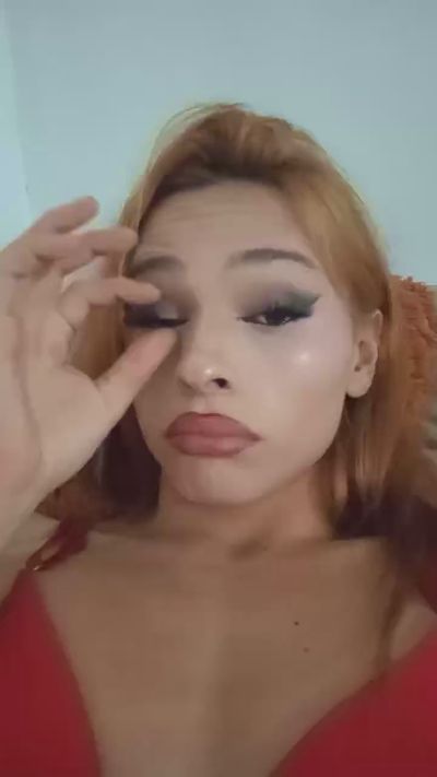Emi_tuhembra live cam on Cam4