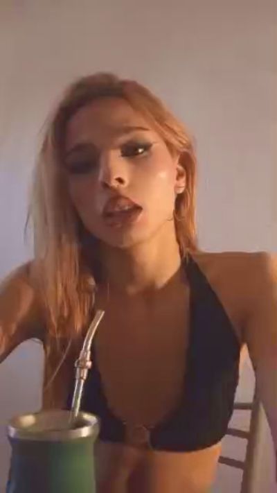 Emi_tuhembra live cam on Cam4