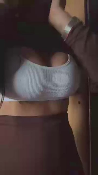 Emilia24 live cam on Cam4