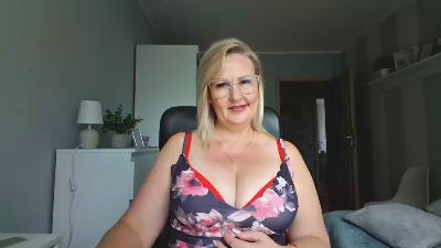 EmillyLove live cam on Cam4